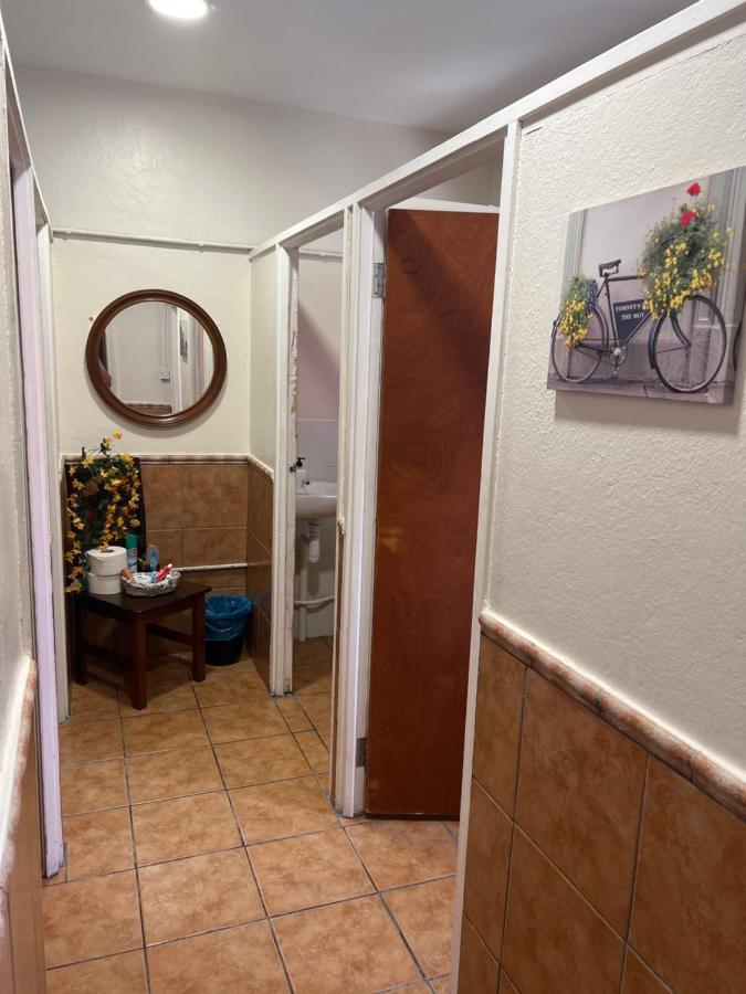 Emile Youth Hostel ジブラルタル エクステリア 写真