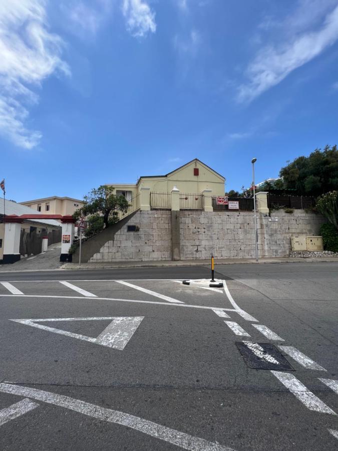 Emile Youth Hostel ジブラルタル エクステリア 写真